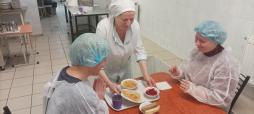 Представители родительского контроля посетили школьную столовую.